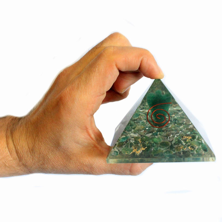 Pirámide de orgonita - 7 cm - Cobre y fragmentos de gemas - Figura ángel
